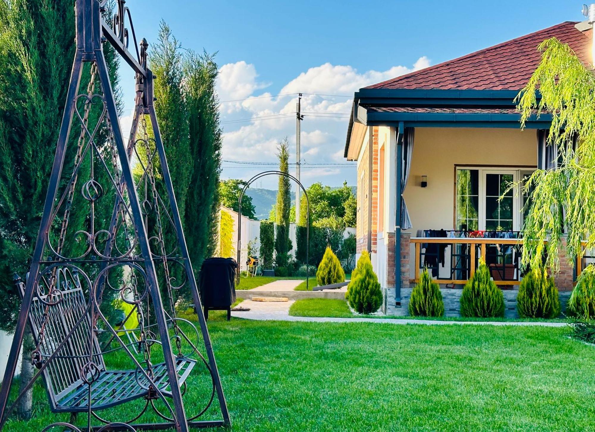 Entire Villa In Saguramo - Near Tbilisi Nature Reserve Mtsʼkhetʼa Buitenkant foto